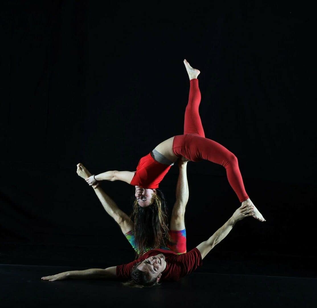Posture d'Acroyoga pendant le cours de Noël